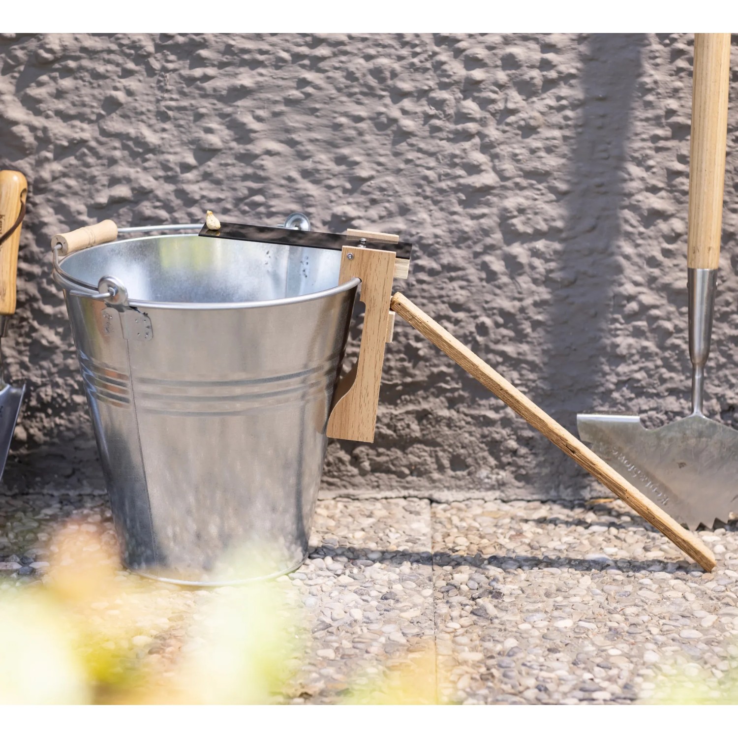 Windhager Wipp-Mausefalle am Eimer befestigt, Holzrampe. Effektive Mausefalle für den Garten.