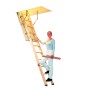 Dolle Dachbodentreppe Kompakt, 3-teilig, mit Frau auf der Treppe zum Dachboden.