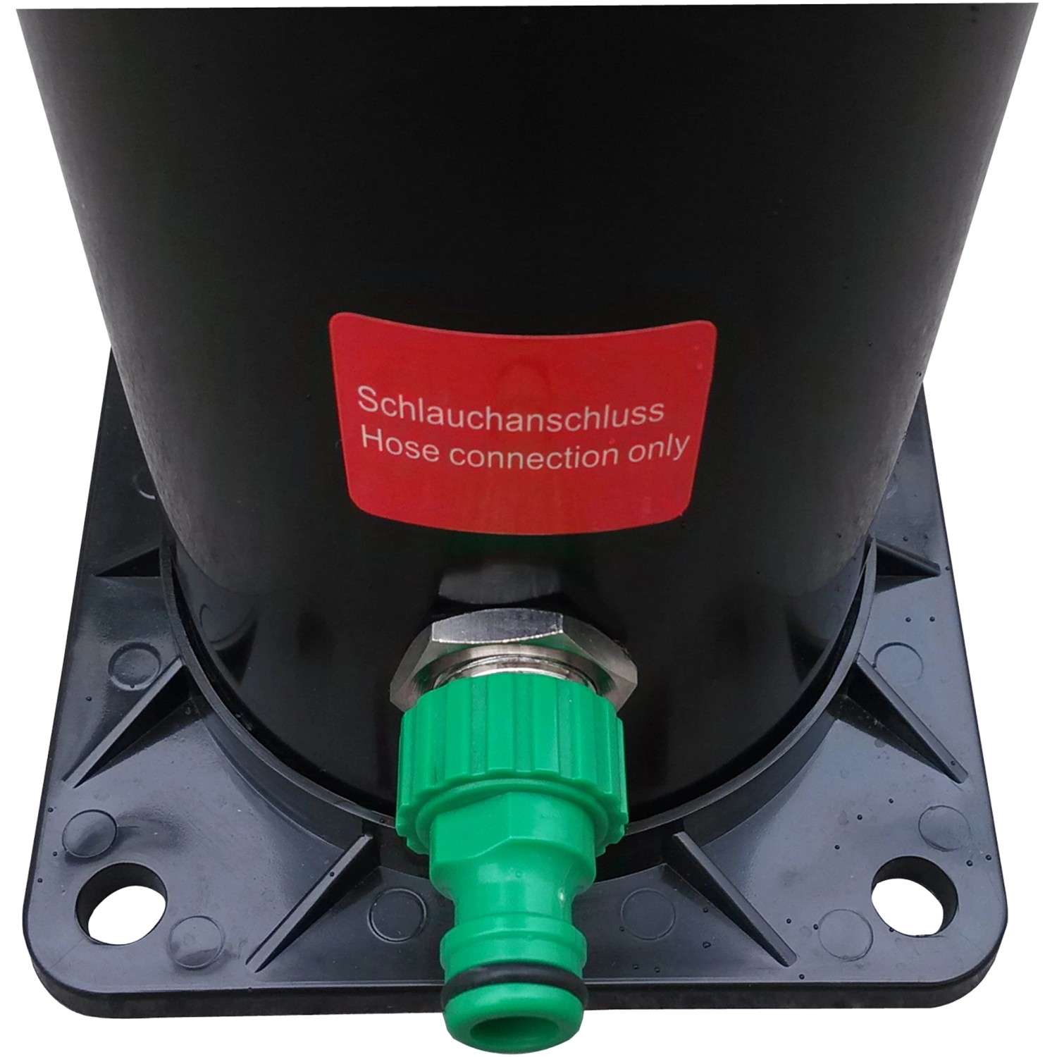 Detailaufnahme Solardusche Menorca: Schlauchanschluss für Gartenschlauch.