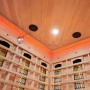 Innenansicht der Artsauna Infrarotkabine Kiruna150 aus Hemlockholz mit LED-Beleuchtung.