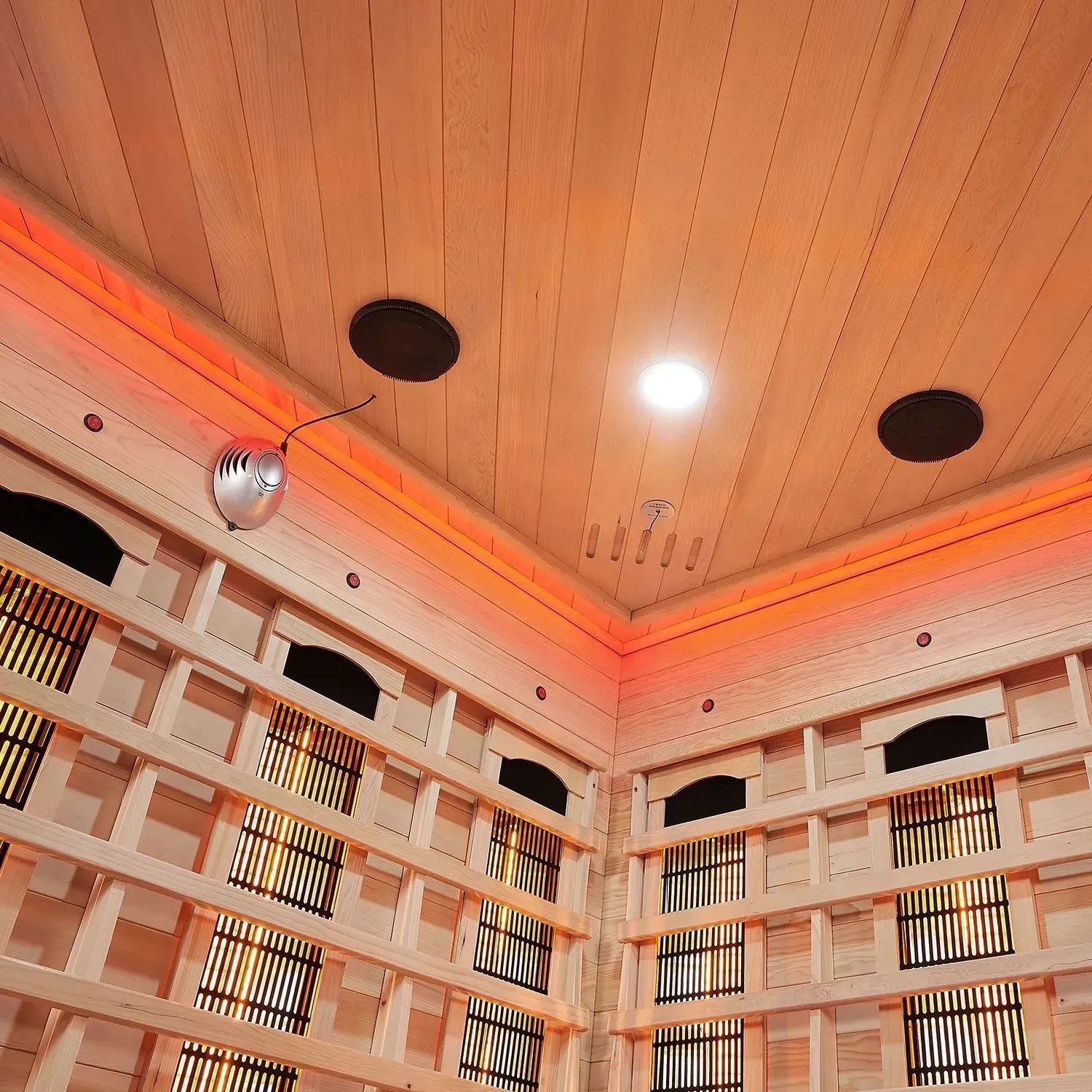 Innenansicht der Artsauna Infrarotkabine Kiruna150 aus Hemlockholz mit LED-Beleuchtung.