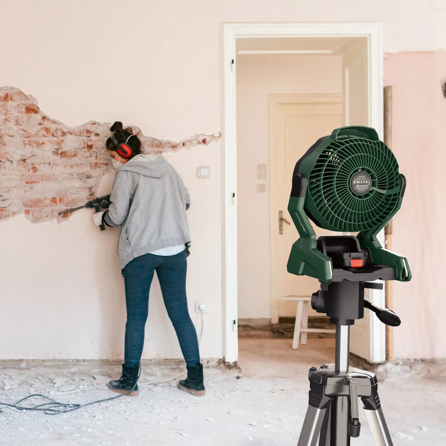 Bosch Akku-Ventilator UniversalFan 18V-1000 mit Akku und Ladegerät im Einsatz auf einer Baustelle.