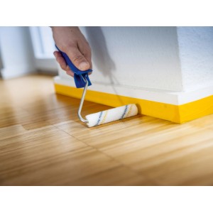 Lackierarbeiten mit LUX PRO Farbwalze (10 cm) in Blau-Gelb für lösemittelhaltige Lacke.