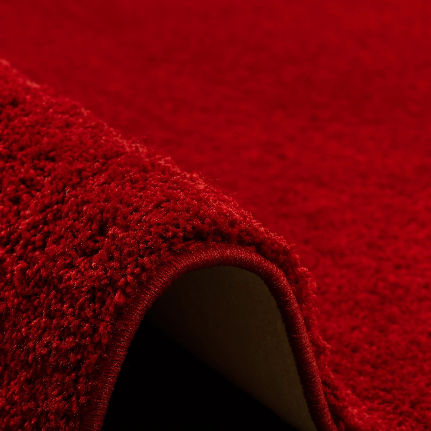 Detailaufnahme: Weinroter Snapstyle Hochflor Shaggy Teppichläufer Palace, weicher Flor.