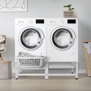 Weißes ML-Design Doppel Waschmaschinen-Untergestell mit 2 Auszügen und Wäschekorb vor zwei Waschmaschinen.