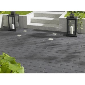 Anthrazitfarbenes Rechteckpflaster (20x10x6 cm) auf Terrasse mit Laternen und Treppe.