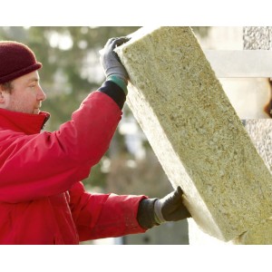 Handwerker montiert Rockwool Fixrock Fassadendämmung (60mm) aus Mineralfaser.