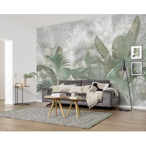 Wohnraum mit Komar Vliestapete Paillette Tropicales (368x248 cm) mit tropischem Pflanzenmuster.