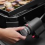 Weber Slate GP 43cm Premium Plancha Gasgrill mit Hand am Bedienknopf.