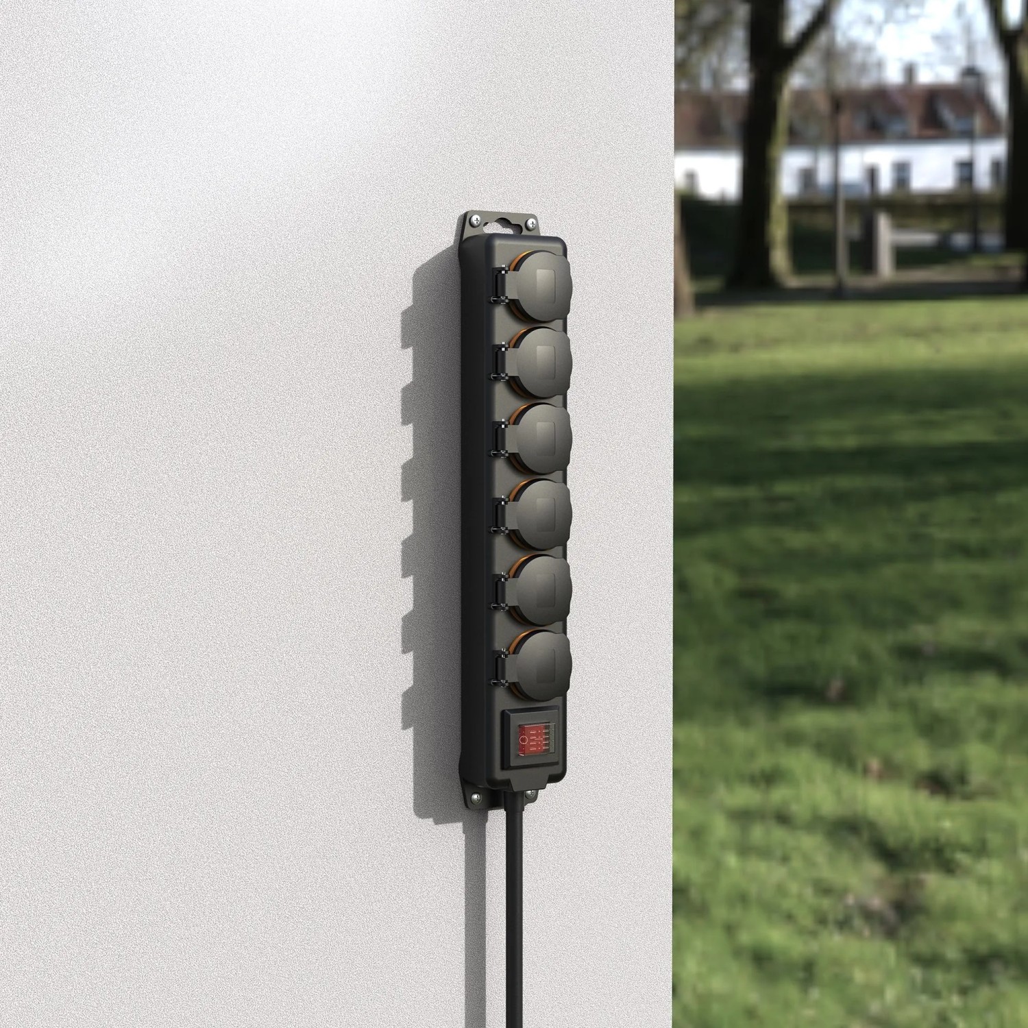 Schwarze Hama 6-fach Steckdosenleiste für Außenmontage (IP44) mit Schalter und 2 m Kabel an einer Wand.