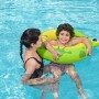 Kind mit Bestway Schwimmring (Frosch) im Pool. Badespaß für Kinder von 3-6 Jahren.