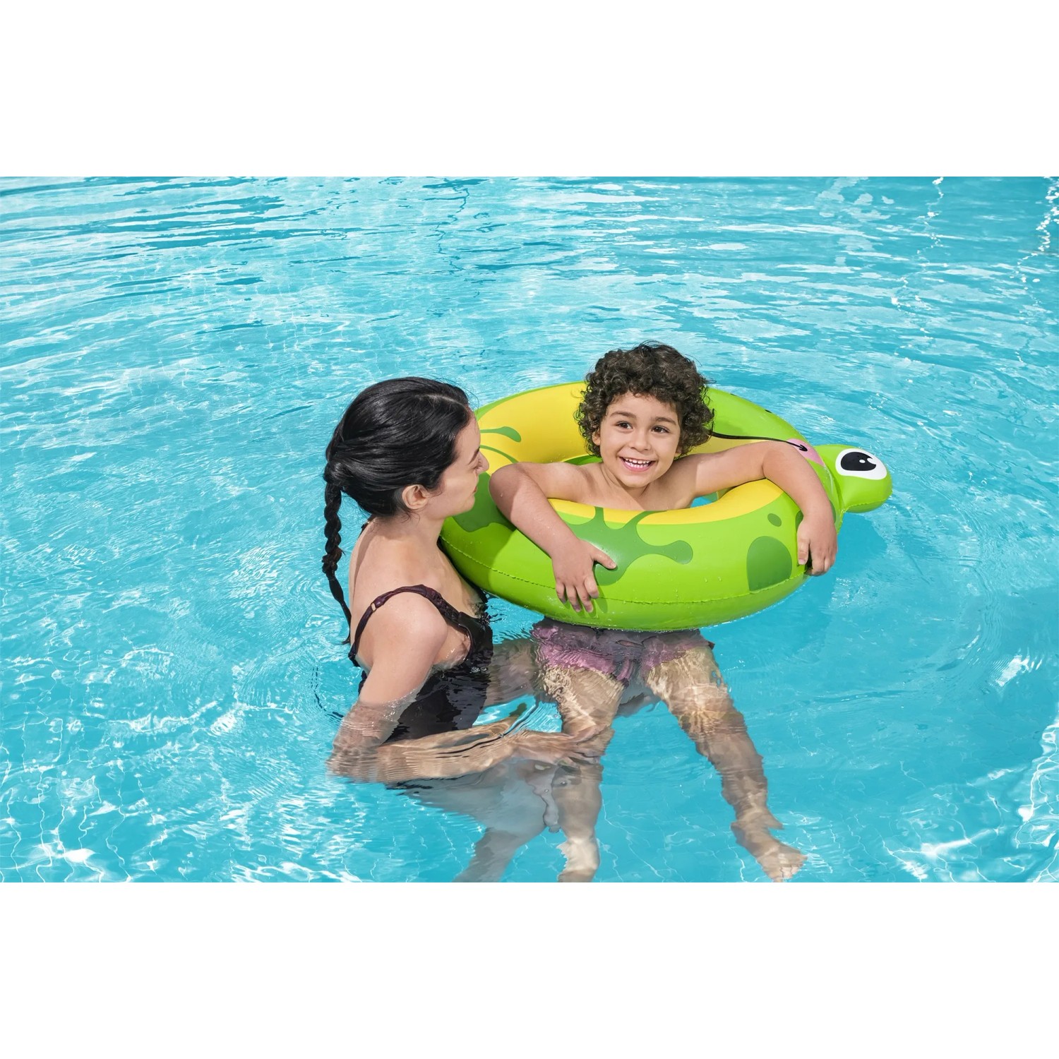 Kind mit Bestway Schwimmring (Frosch) im Pool. Badespaß für Kinder von 3-6 Jahren.