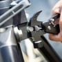 Schwarzes LUX Multi-Tool Hammer Messer im Einsatz, ideal für Werkstatt, Haus und Garten.