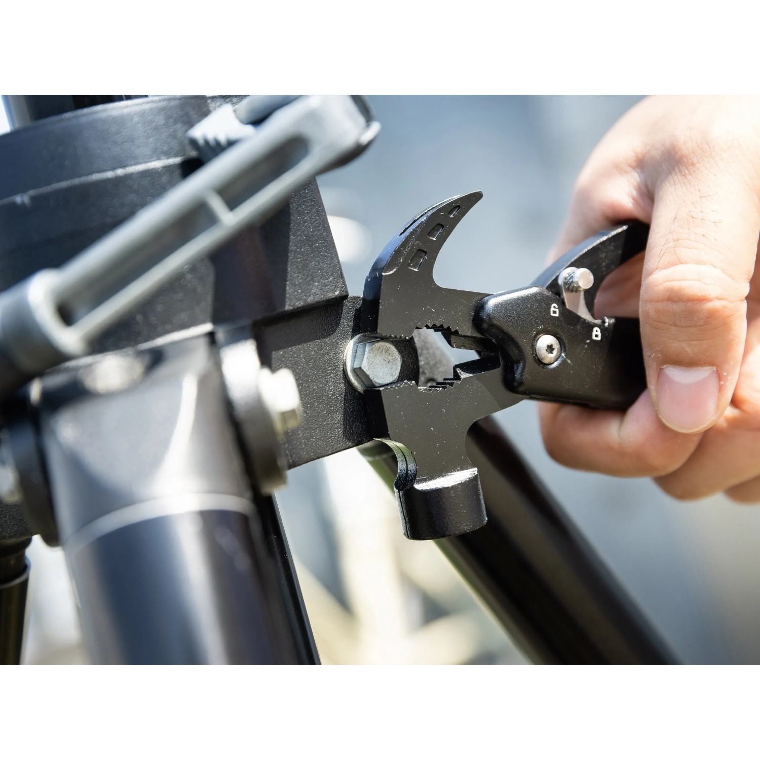 Schwarzes LUX Multi-Tool Hammer Messer im Einsatz, ideal für Werkstatt, Haus und Garten.