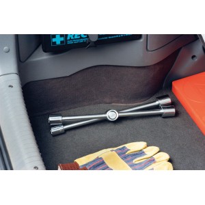 Klappbarer LUX PKW Kreuzschlüssel Comfort im Kofferraum mit Handschuhen. Größen: 17-23 mm.