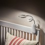 Philips Forys LED-Tischleuchte mit Clip am Bett befestigt. Akkubetriebene Leselampe.