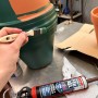Hand bemalt grünen Terrakottatopf. Soudal Fix All Flexi Braun 470g Kartusche für Silikon & Acryl Verfugungen.