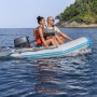 Bestway Hydro Force Sportboot Corinth Elite mit zwei Personen auf dem Wasser.