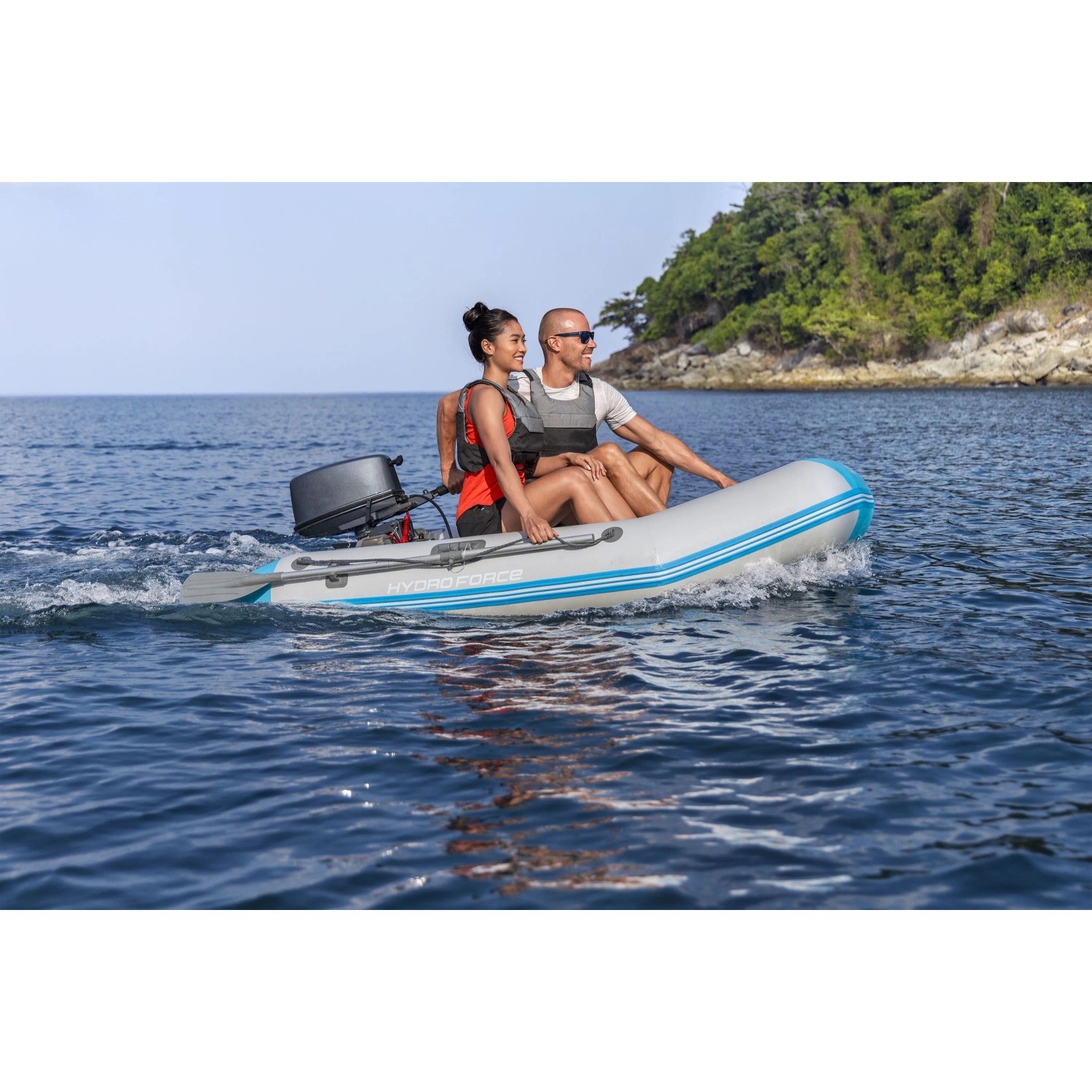 Bestway Hydro Force Sportboot Corinth Elite mit zwei Personen auf dem Wasser.