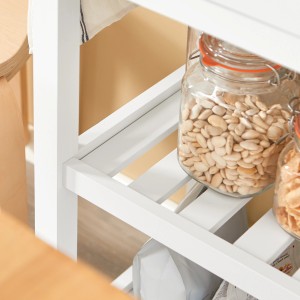 Detailaufnahme: Weißer SoBuy Küchenwagen FKW68-WN mit Vorratsgläsern auf Ablage.