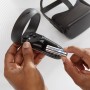 Energizer Lithium AA Batterie wird in einen Controller eingesetzt. VR Brille im Hintergrund.