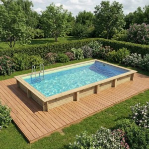 Rechteckiger ALTANKA Holzpool mit sandfarbenem Liner und Leiter, umgeben von Holzterrasse im grünen Garten.