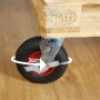 Schwarze luftbereifte Lenkrolle mit roter Nabe, 360° drehbar, an Holzpalette. Schwerlast-Transportrolle mit Bremse.
