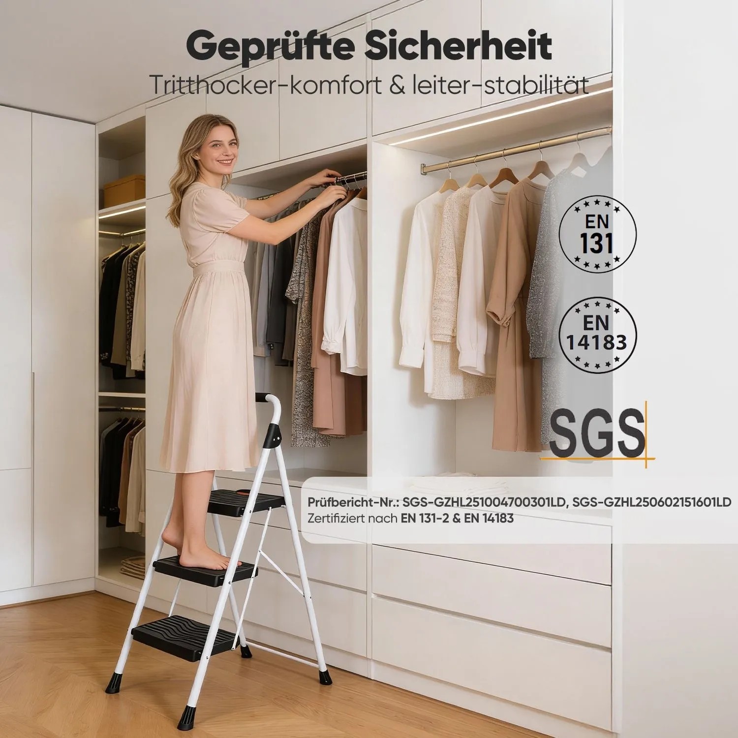Weiße 3-Stufen Klapptritt mit schwarzen rutschfesten Stufen und Klappsicherung, von Frau im Kleiderschrank genutzt.
