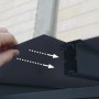 Detailaufnahme: Montage der anthrazitgrauen Canopia Terrassenüberdachung Capri mit Doppelstegplatten.
