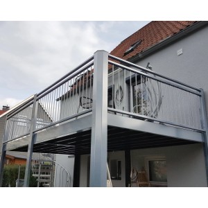 Designbalkon Small mit Holzfußboden und Stabgeländer, Komplettbausatz zur Selbstmontage.