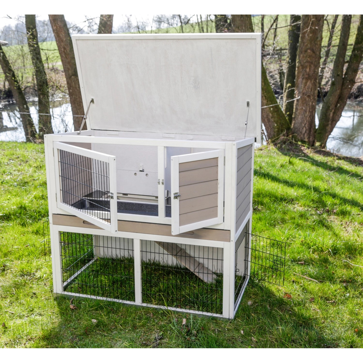 Kerbl Kleintierstall Lucky, braun-weißer Nagerstall mit zwei Etagen und Freilaufgehege-Option.