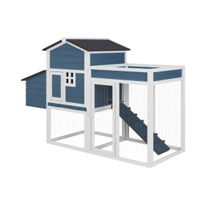 Blauer und weißer Hühnerstall aus Holz mit erhöhtem Haus und Freilaufgehege für Hühner.