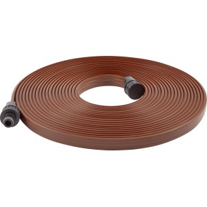 Aufgerollter LUX Sprühschlauch Classic 15 m, braun, mit Anschlussstücken für die Gartenbewässerung.