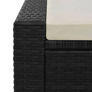 Detailaufnahme: Schwarze Doppel-Sonnenliege aus Poly Rattan mit cremefarbenem Kissen.