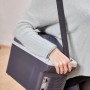 AEG Bord-Bar BK 16 l Kühlbox mit Tragegurt, getragen von einer Person.