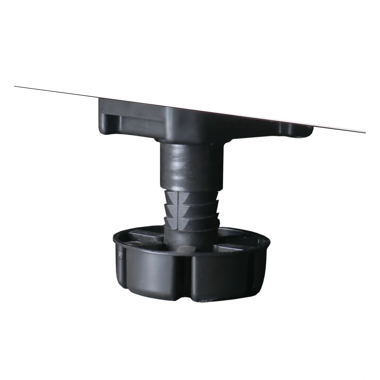 Detailaufnahme eines schwarzen Möbelfußes für das Respekta Hauswirtschaftsraum Set.