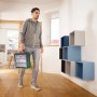 Mann trägt grüne Bosch Deckelbox für Systembox S. Aufbewahrungssystem für Werkzeug.