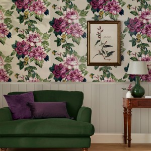 Bunte Joules Vliestapete Invite Floral mit Blumenmuster im Wohnzimmer.
