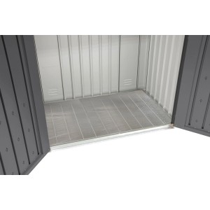 Silberner Plats Einlegeboden aus feuerverzinktem Metall im geöffneten Garten- und Geräteschrank. Robustes Zubehör.