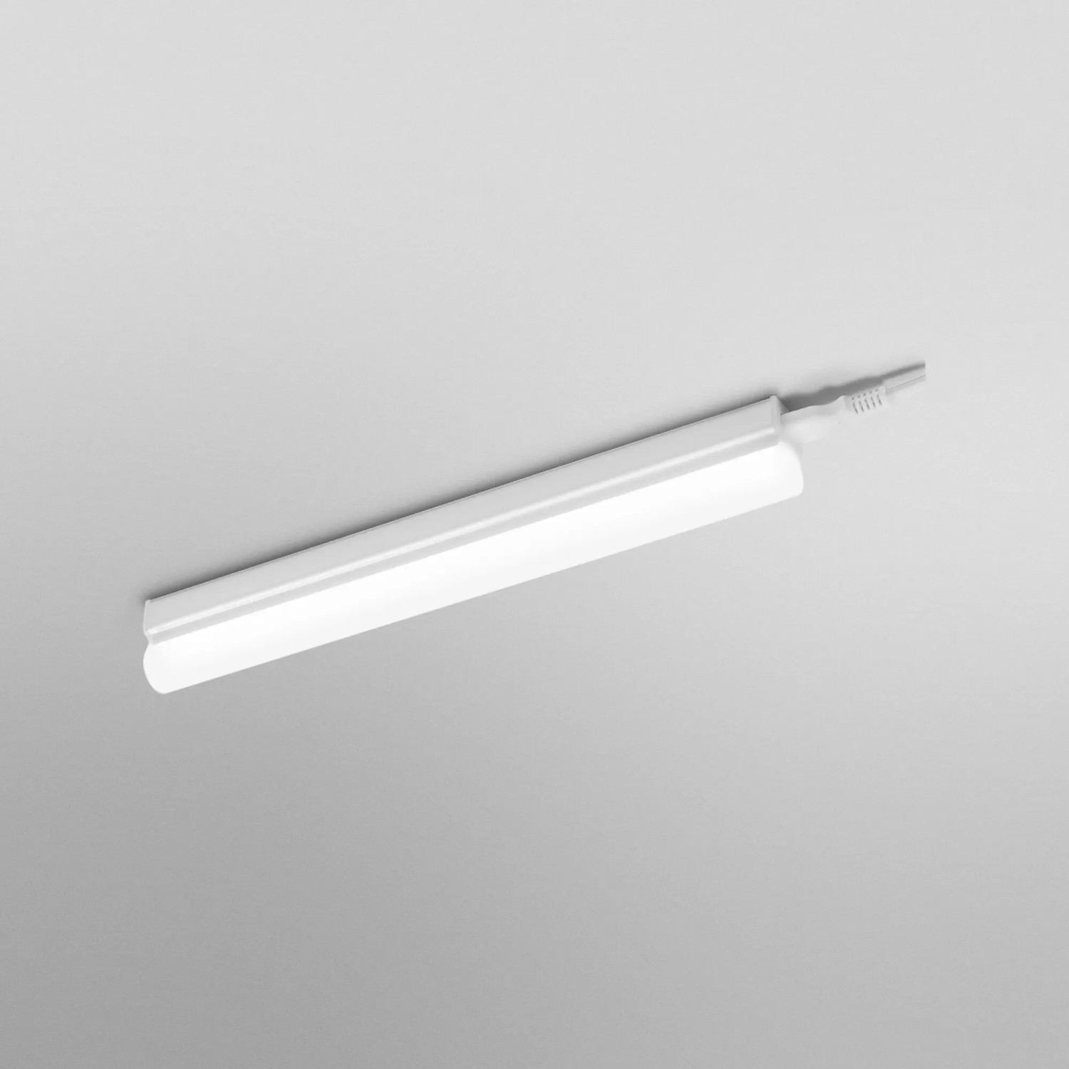 Weiße Ledvance LED-Unterbauleuchte Batten Sensor, 32 cm, für Küche & Büro.