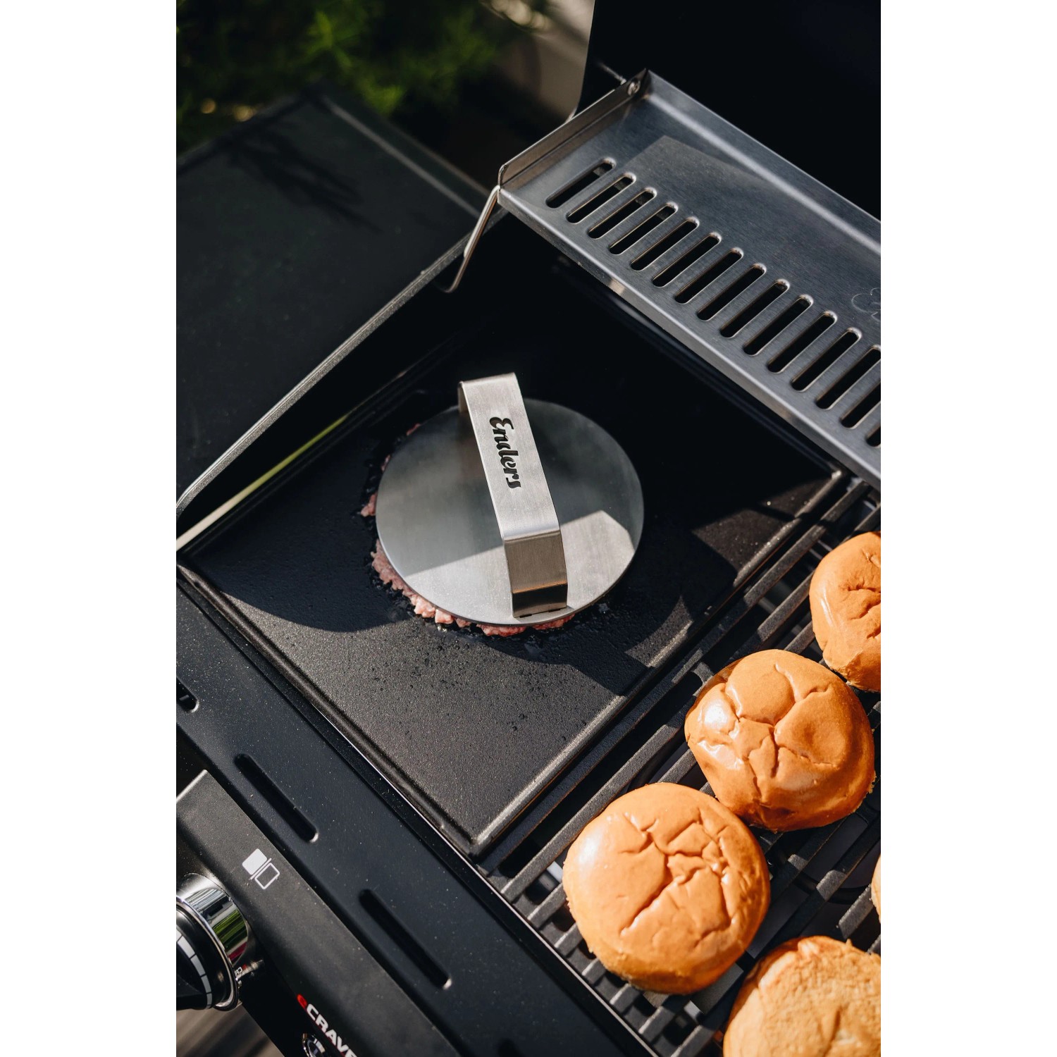 Enders Burgerpresse aus Edelstahl zum Plattdrücken von Burger-Patties auf dem Grill.