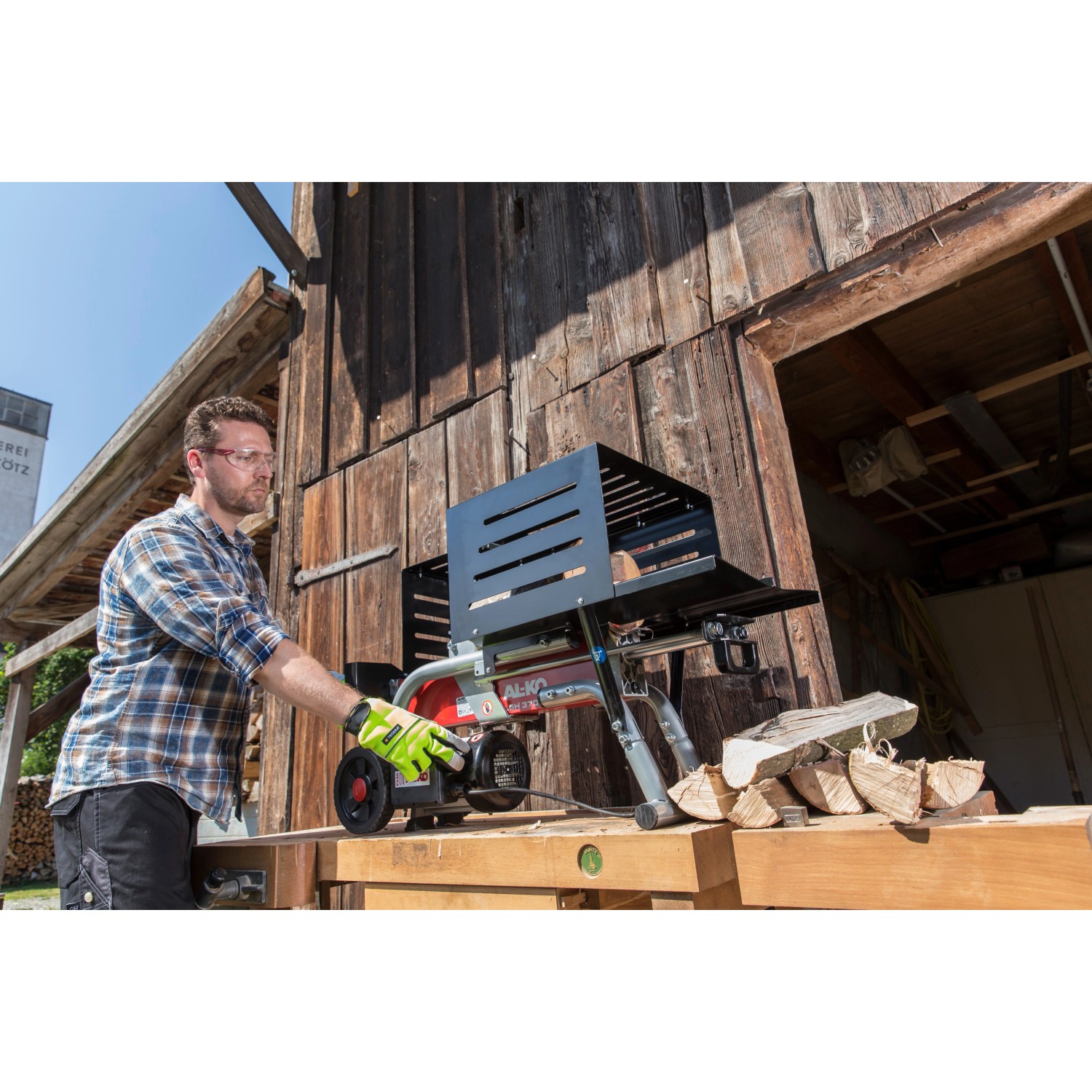 Al-Ko Elektroholzspalter LSH 370/4 im Einsatz: Mann spaltet Holz mit dem liegenden Holzspalter.