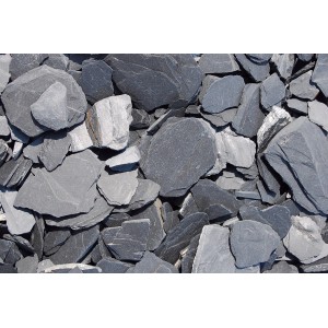 Graphit-schwarze Schieferplättchen (30-70mm) als Zierkies für Garten und Landschaft.