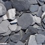Graphit-schwarze Schieferplättchen (30-70mm) als Zierkies für Garten und Landschaft.