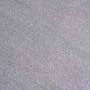 Nahaufnahme eines grauen Handtuchs aus 100% Baumwolle. Weiche Frottier-Textur, 50x100 cm.