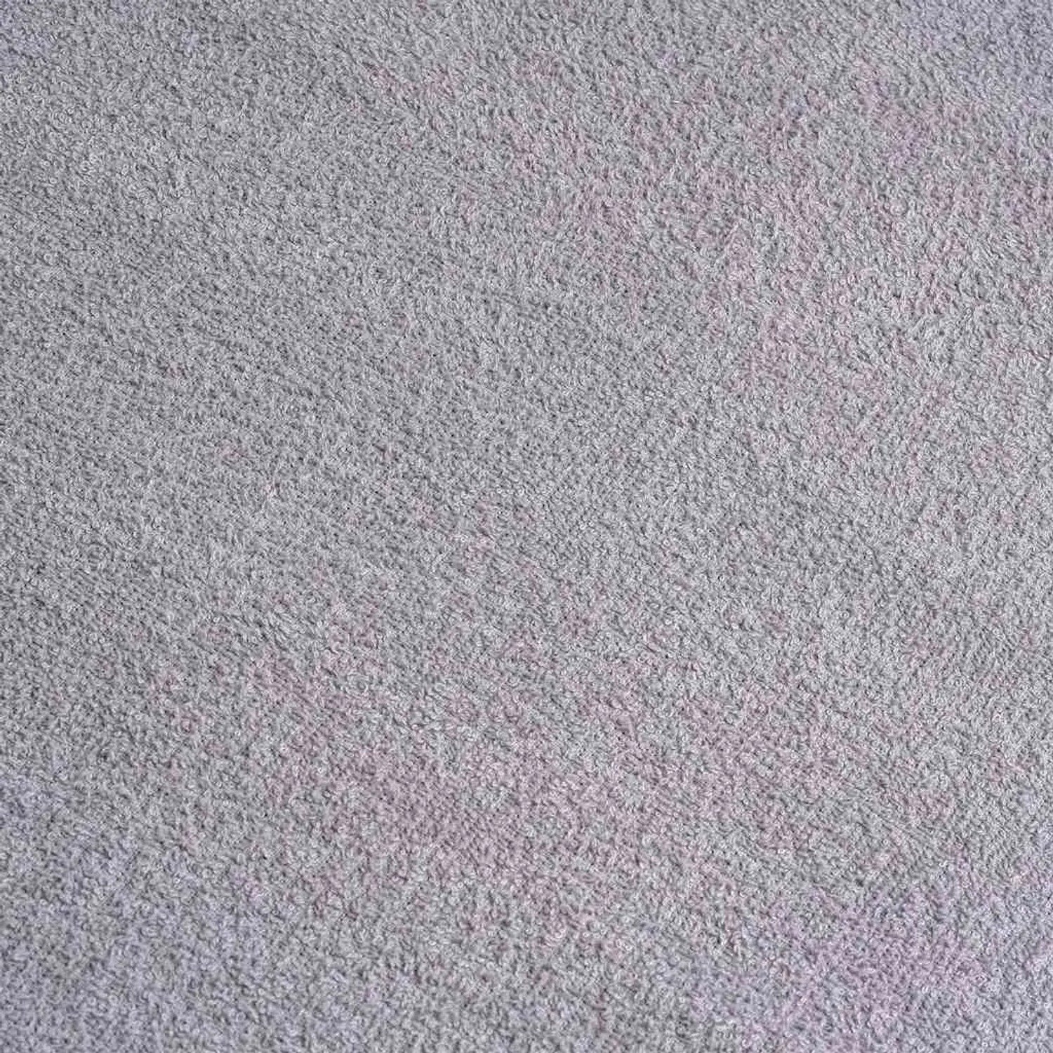 Nahaufnahme eines grauen Handtuchs aus 100% Baumwolle. Weiche Frottier-Textur, 50x100 cm.