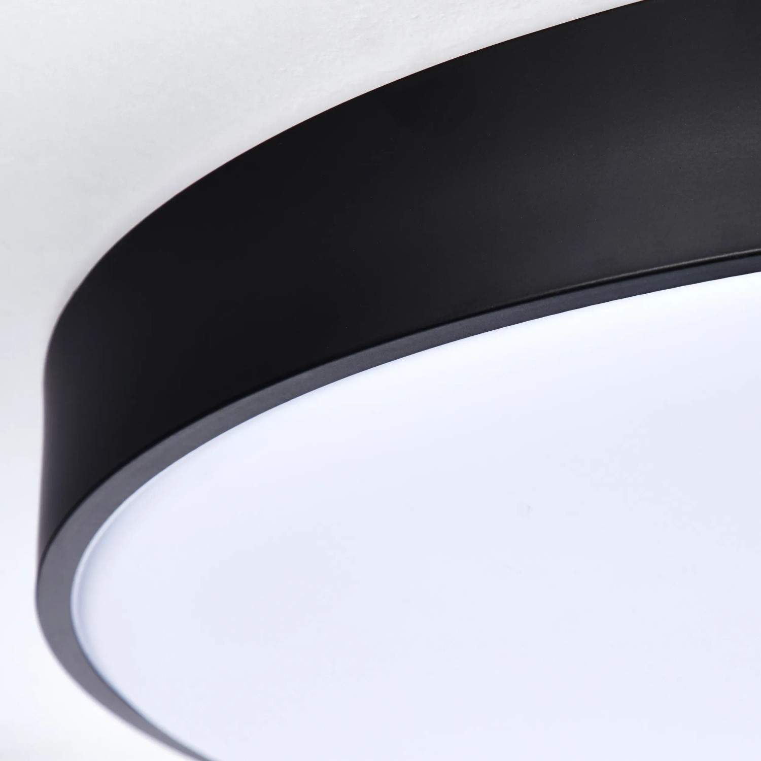 Schlanke LED-Deckenleuchte, Ø 78 cm, weißes Licht, schwarzer Rahmen. Dimmbar mit Fernbedienung.
