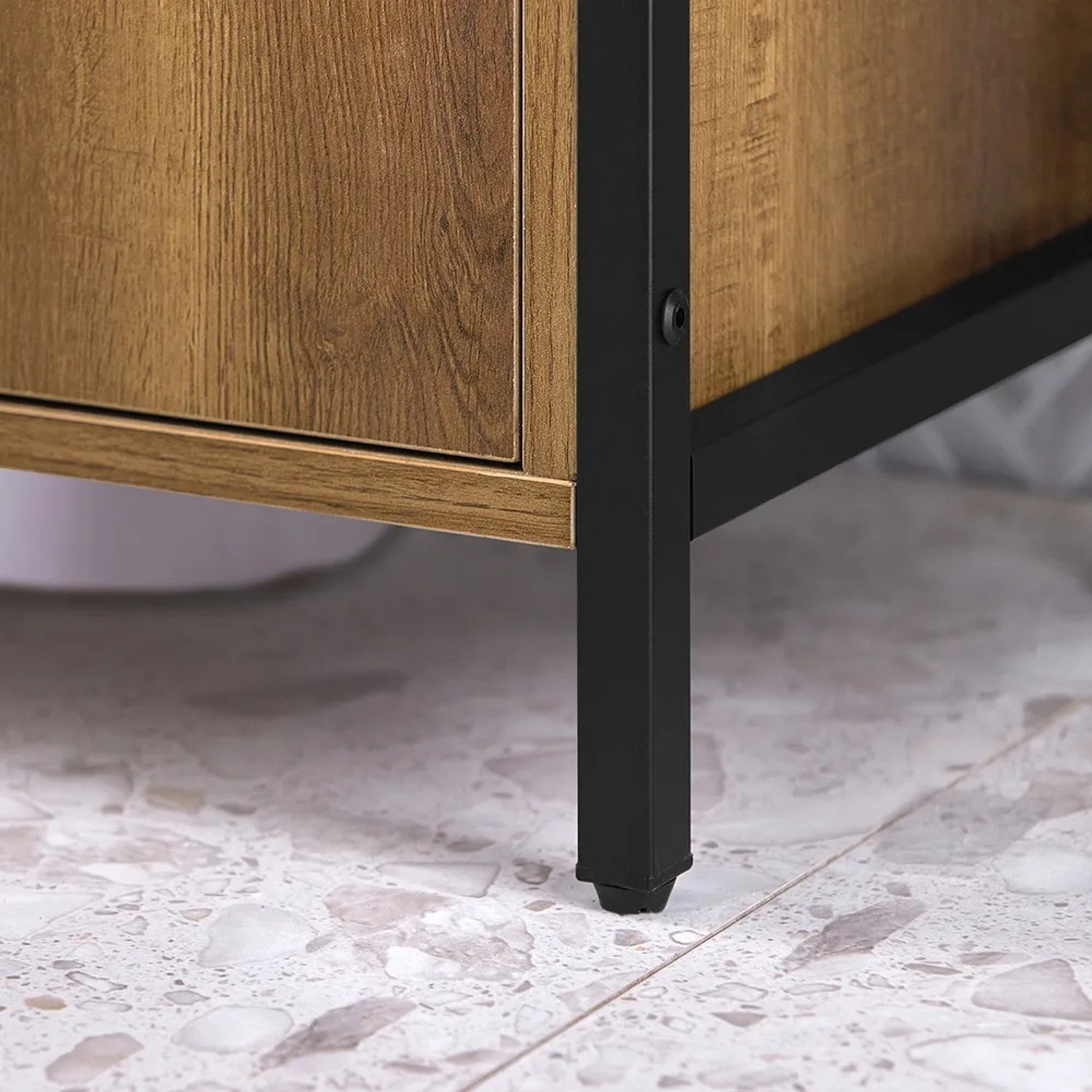 Detailaufnahme: SoBuy Waschbeckenunterschrank BZR63-II-PF, braunes Holz, schwarzes Metallgestell.