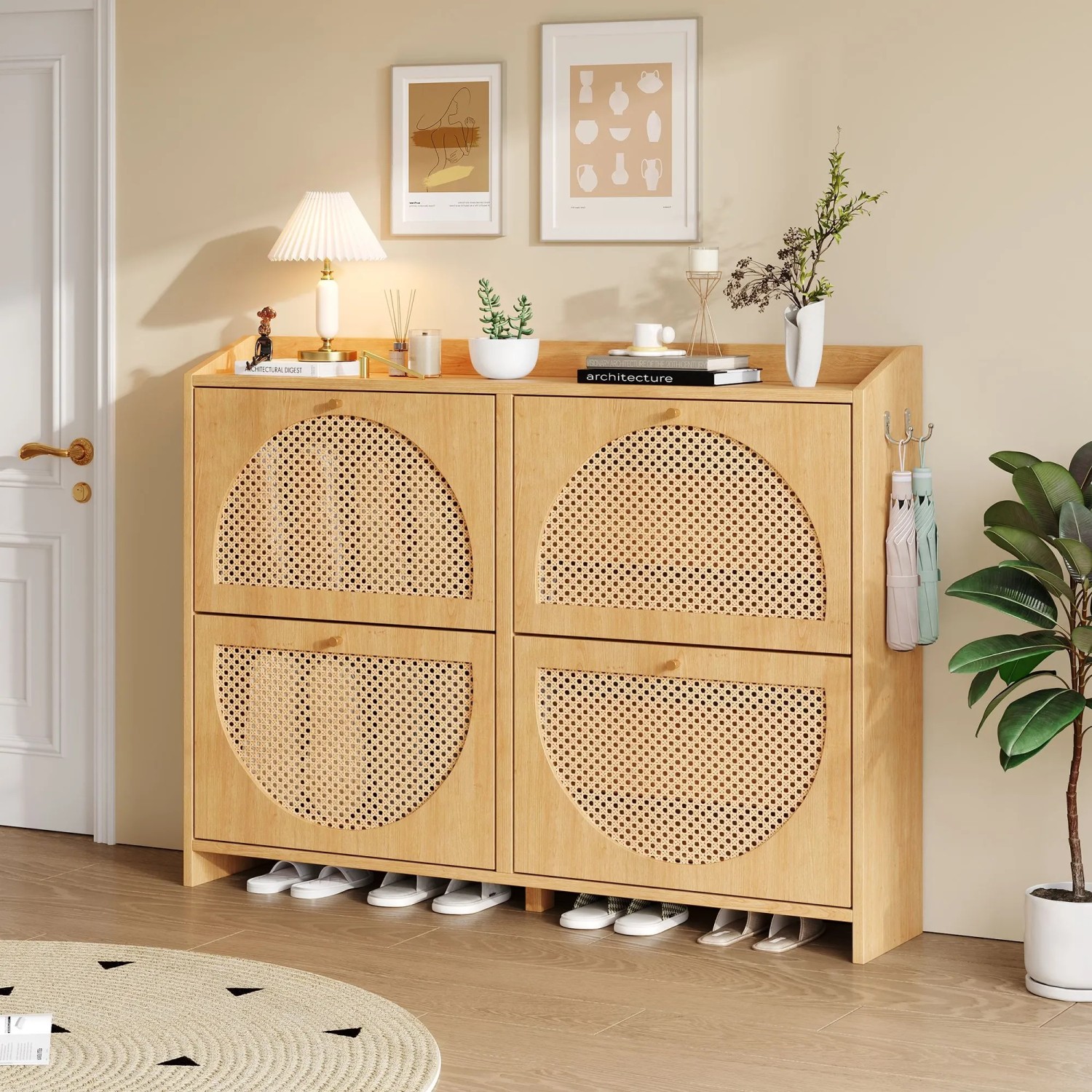 Merax Schuhschrank Natur Holzoptik, 120x24x90 cm, mit 4 Klapptüren im Rattan-Stil und 8 Fächern. Ideal für Eingangsbereiche.