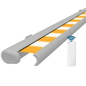 Elektrische Kassettenmarkise in Weiß mit gelb-weiß gestreiftem Tuch und Fernbedienung.